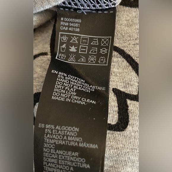 Forever 21 NWT Crop Top- Long Sleeve- Grey & Black Batman Inspired Size Medium - Picture 12 of 12